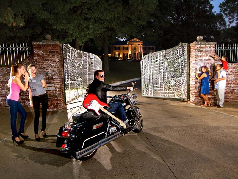 Graceland-front-gates